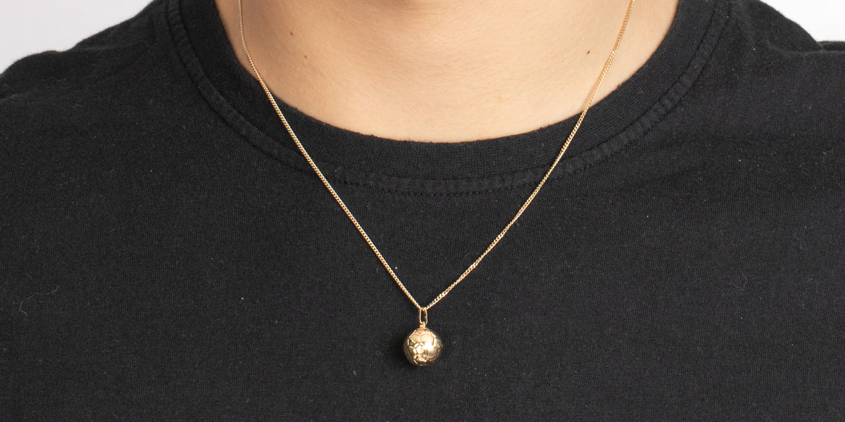 Goldene Halskette mit Fußball-Anhänger an Herrenhals, Herren-Sportschmuck