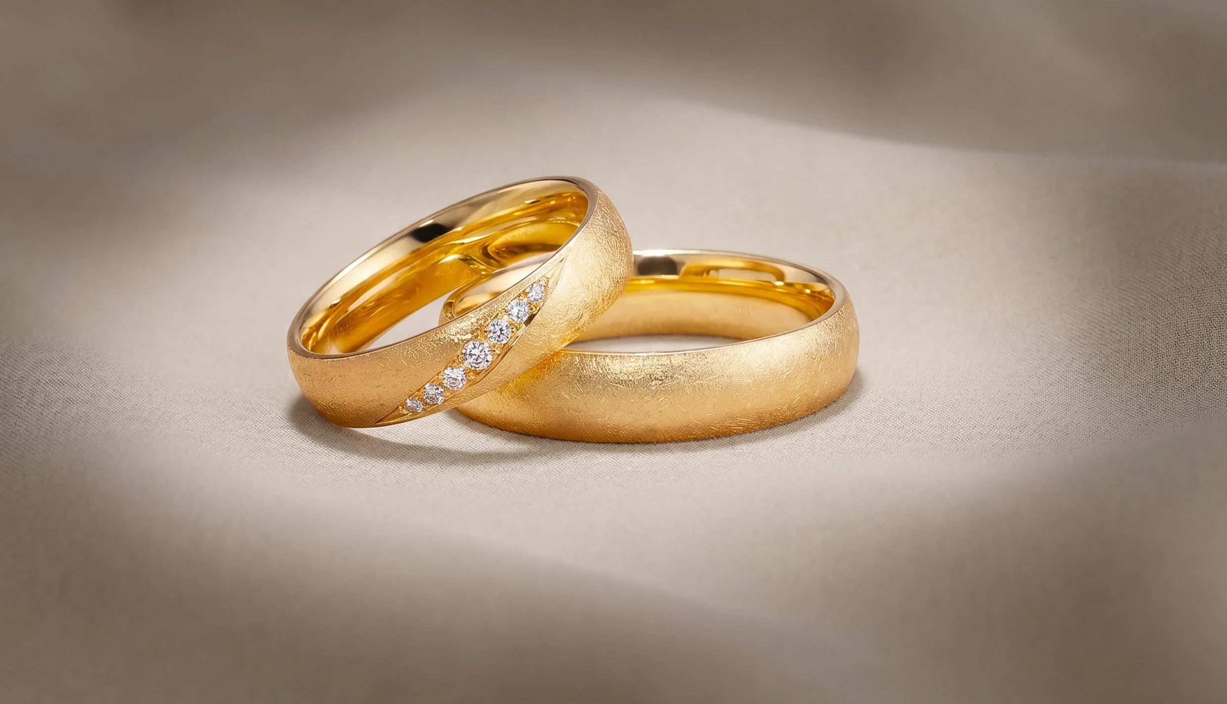 Goldene Eheringe an Brautpaar-Händen, klassische Trauringe